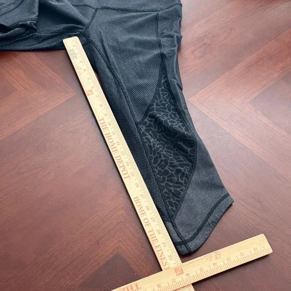 Lululemon Athletica Charcoal and Black Patterned Leggings Sz 8 wunder under crop